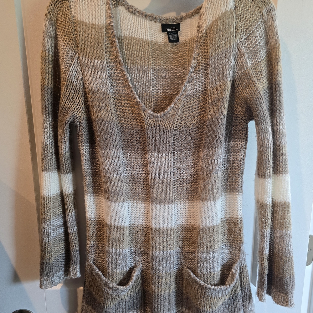 Rue21 Women's Beige and White V-Neck Sweater